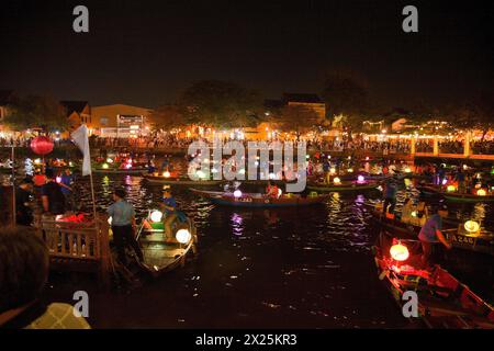 Marché nocturne de Hoi an, bateaux lanternes flottants sur la rivière Thu bon Banque D'Images