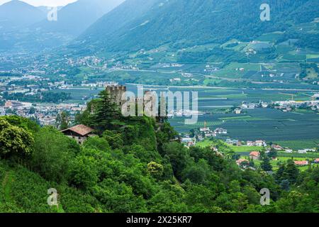 Brunnenburg, Dorf Tirol, Burggrafenamt, Südtirol, Italien Die Brunnenburg unterhalb von Schloss Tirol, Sitz der Familie de Rachewiltz und des Ezra Pound Literaturzentrums in Dorf Tirol BEI Meran, Burggrafenamt, Südtirol, Italien. Château de Brunnenburg en dessous du château du Tyrol, maison de la famille de Rachewiltz et le Centre de littérature Ezra Pound à Dorf Tirol près de Meran, Burgraviato, Tyrol du Sud, Italie. Banque D'Images