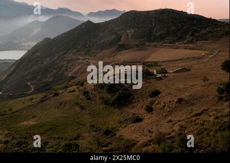 Lac Rosamarina ou lac Rosamarina et sommets lointains en Sicile, Italie. Vue en soirée à proximité du Norman Castello di Caccamo ou du château de Caccamo à Caccamo dans la province de Palerme. Banque D'Images