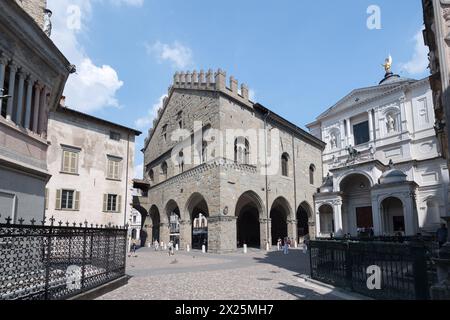 Gothique Palazzo della Ragione du XII siècle et néo-classique façade de Cattedrale di Sant'Alessandro (Saint Alexandre de Bergame cathédrale) sur Piaz Banque D'Images