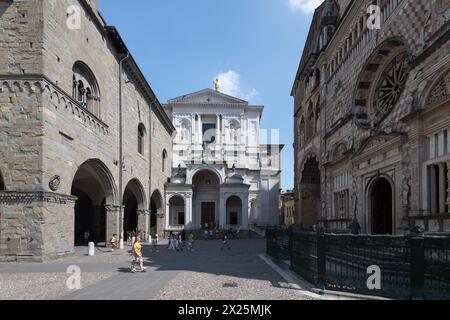 Palais gothique della Ragione du XII siècle, façade néo-classique de Cattedrale di Sant'Alessandro (cathédrale Saint Alexandre de Bergame) et Itali Banque D'Images