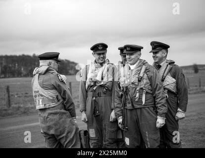 Équipage de la RAF (reenacteurs) pendant la séance photo soir/nuit Banque D'Images