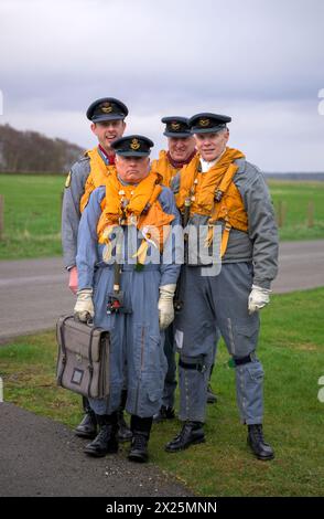 Équipage de la RAF (reconstituteurs) lors d'une séance photo soir/nuit au Solway Aviation Museum Banque D'Images