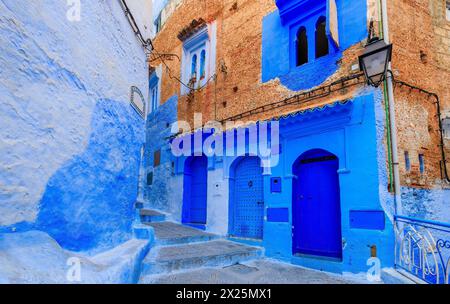 Chefchaouen, Maroc. La vieille ville fortifiée, ou médina avec ses maisons traditionnelles peintes en bleu et blanc. Banque D'Images