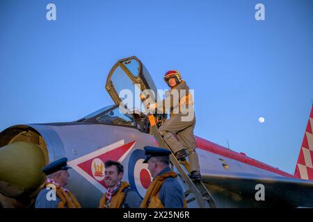 RAF Lightning Pilot, (reenactor) lors d'une séance photo soir/nuit au Solway Aviation Museum Banque D'Images