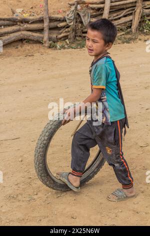 SAMARKISAY, LAOS - 22 NOVEMBRE 2019 : enfant local jouant avec un pneu dans le village de Samarkisay dans la province de Phongsali, Laos Banque D'Images