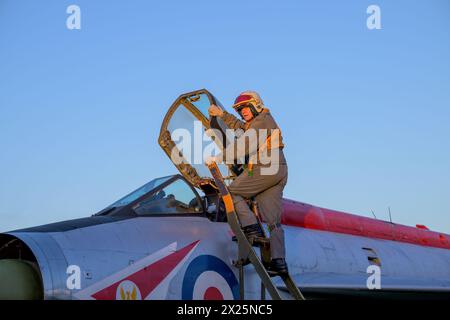 RAF Lightning Pilot, (reenactor) lors d'une séance photo soir/nuit au Solway Aviation Museum Banque D'Images