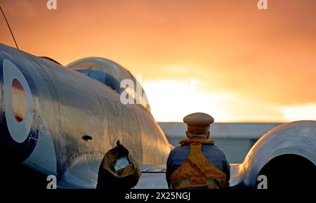 Reenactor jouant le rôle de l'équipage de la RAF lors d'une séance photo soir/nuit au Solway Aviation Museum à côté du Meteor WS832 Banque D'Images