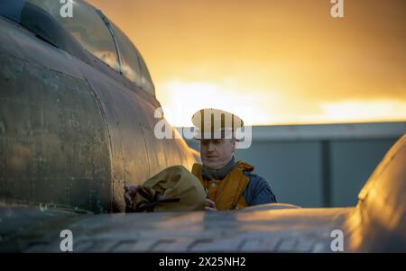 Reenactor jouant le rôle de l'équipage de la RAF lors d'une séance photo soir/nuit au Solway Aviation Museum à côté du Meteor WS832 Banque D'Images