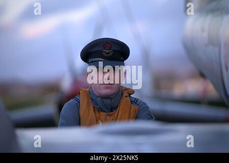 Reenactor jouant le rôle de l'équipage de la RAF lors d'une séance photo soir/nuit au Solway Aviation Museum à côté du Meteor WS832 Banque D'Images