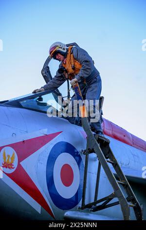 RAF Lightning Pilot, (reenactor) lors d'une séance photo soir/nuit au Solway Aviation Museum Banque D'Images