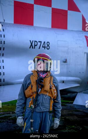 Pilote de la RAF, (reenactor) lors d'une séance photo soir/nuit au Solway Aviation Museum Banque D'Images