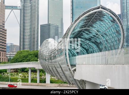 Le pont couvert moderne exquis, ouvert en 2020, menant, du cimetière musulman, à travers la rivière Klang et l'autoroute très fréquentée vers le vieux quartier de Ka Banque D'Images