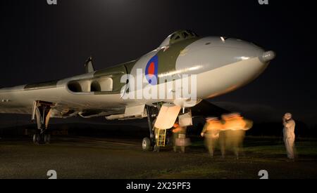 Exposition Avro Vulcan B.2 XJ823, (V.Bomber) au Solway Aviation Museum lors d'une séance photo soir/nuit avec des reenacteurs Banque D'Images