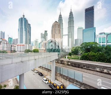 Le pont couvert moderne exquis, ouvert en 2020, menant, du cimetière musulman, à travers la rivière Klang et l'autoroute très fréquentée vers le vieux quartier de Ka Banque D'Images