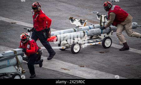 240411-N-AJ005-1051 (11 avril 2024) le porte-avions de classe Nimitz USS Harry S. Truman (CVN 75) les marins transportent des munitions sur le poste de pilotage, le 1er avril Banque D'Images