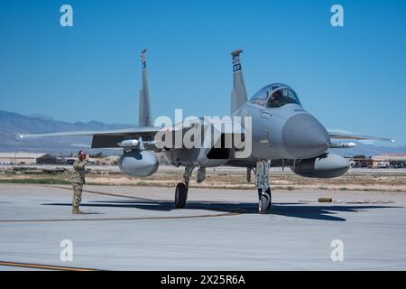 Technicien de l'US Air Force Le sergent Nelson Pacheco, un artisan de maintenance structurelle d'aéronefs du 125e Escadron de maintenance d'aéronefs, salue Lt. Col. James Smit Banque D'Images