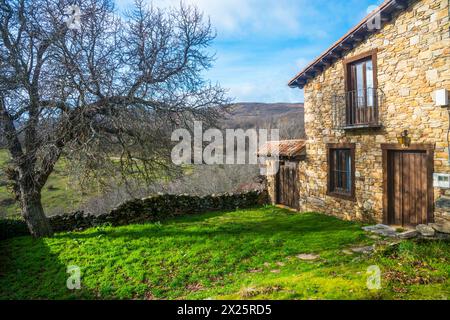 Maison et paysage. Horcajuelo de la Sierra, province de Madrid, Espagne. Banque D'Images