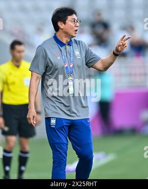 Doha, Qatar. 19 avril 2024. L'entraîneur-chef de la Corée du Sud Hwang Sun Hong fait des gestes lors du match du groupe B entre la Chine et la Corée du Sud lors du tournoi de football AFC U23 Asian Cup Qatar 2024 à Doha, Qatar, le 19 avril 2024. Crédit : Nikku/Xinhua/Alamy Live News Banque D'Images