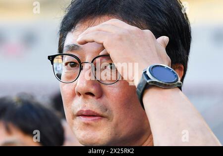 Doha, Qatar. 19 avril 2024. L'entraîneur-chef de la Corée du Sud Hwang Sun Hong réagit lors du match du groupe B entre la Chine et la Corée du Sud lors du tournoi de football AFC U23 Asian Cup Qatar 2024 à Doha, Qatar, le 19 avril 2024. Crédit : Nikku/Xinhua/Alamy Live News Banque D'Images