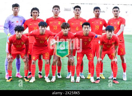 Doha, Qatar. 19 avril 2024. Les joueurs chinois débutant posent pour les photos avant le match du groupe B entre la Chine et la Corée du Sud lors du tournoi de football AFC U23 Asian Cup Qatar 2024 à Doha, Qatar, le 19 avril 2024. Crédit : Nikku/Xinhua/Alamy Live News Banque D'Images