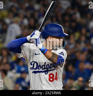 Los Angeles, États-Unis. 19 avril 2024. Andy pages, outfielder des Dodgers de Los Angeles, attend son pitch lors de la deuxième manche au Dodger Stadium de Los Angeles le vendredi 19 avril 2024. Photo de Jim Ruymen/UPI crédit : UPI/Alamy Live News Banque D'Images