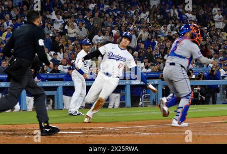 Los Angeles, États-Unis. 19 avril 2024. Los Angeles Dodgers DH Shohei Ohtani marque sur un doublé de Teoscar Hernandez lors de la quatrième manche au Dodger Stadium de Los Angeles le vendredi 19 avril 2024. Photo de Jim Ruymen/UPI crédit : UPI/Alamy Live News Banque D'Images