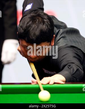 Zhang Anda lors de son match contre Jak Jones (non photographié) le premier jour du Championnat du monde de snooker Cazoo au Crucible Theatre, Sheffield. Date de la photo : samedi 20 avril 2024. Banque D'Images