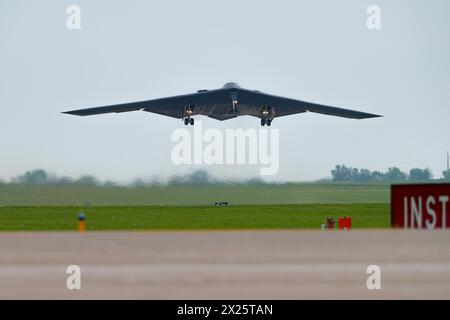 Un bombardier furtif B-2 Spirit affecté à la 509th Bomb Wing décolle à Whiteman Air Force base, au Moya, le 15 avril 2024. L'équipe Whiteman a exécuté une messe f Banque D'Images