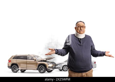 Homme mature avec un collier orthopédique blessé dans un accident de voiture isolé sur fond blanc Banque D'Images