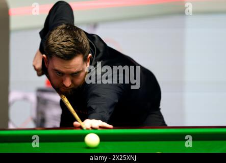 Jak Jones lors de son match contre Zhang Anda (non photographié) le premier jour du Cazoo World Snooker Championship au Crucible Theatre, Sheffield. Date de la photo : samedi 20 avril 2024. Banque D'Images