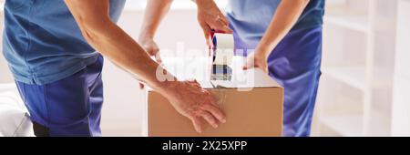 Déménageurs de meubles professionnels fournissant un service de déménagement et d'emballage efficace Banque D'Images