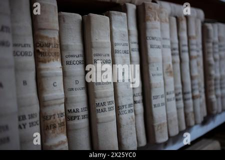 Des piles de livres contenant des documents publics sont soigneusement organisées sur une étagère trouvée dans la bibliothèque publique. Banque D'Images