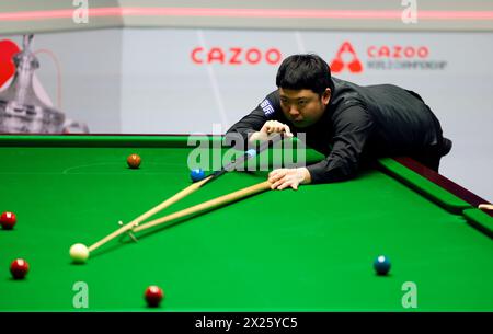 Zhang Anda lors de son match contre Jak Jones (non photographié) le premier jour du Championnat du monde de snooker Cazoo au Crucible Theatre, Sheffield. Date de la photo : samedi 20 avril 2024. Banque D'Images