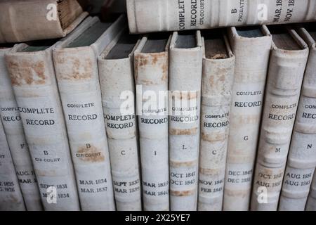 Des piles de livres contenant des documents publics sont soigneusement organisées sur une étagère trouvée dans la bibliothèque publique. Banque D'Images