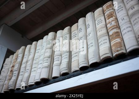 Des piles de livres contenant des documents publics sont soigneusement organisées sur une étagère trouvée dans la bibliothèque publique. Banque D'Images