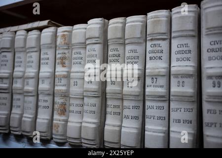 Des piles de livres contenant des documents publics sont soigneusement organisées sur une étagère trouvée dans la bibliothèque publique. Banque D'Images