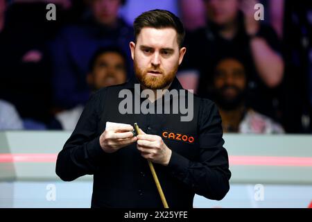 Jak Jones lors de son match contre Zhang Anda (non photographié) le premier jour du Cazoo World Snooker Championship au Crucible Theatre, Sheffield. Date de la photo : samedi 20 avril 2024. Banque D'Images