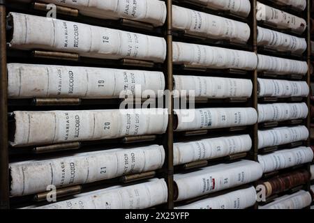 Des piles de livres contenant des documents publics sont soigneusement organisées sur une étagère trouvée dans la bibliothèque publique. Banque D'Images