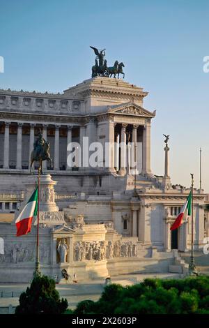 L'Italie, Lzio, Rome, Place Venezia, vue sur le Vittoriano building au coucher du soleil Banque D'Images