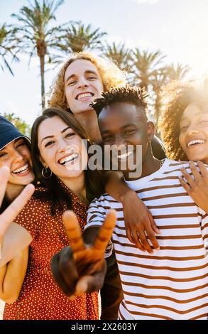 Portrait groupe de jeunes amis branchés multiculturels sourire à la caméra. Banque D'Images