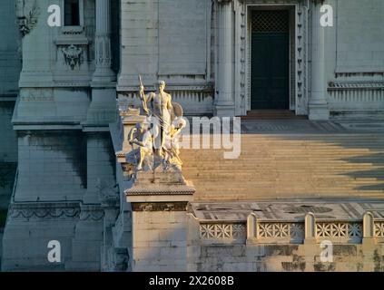 L'Italie, Lzio, Rome, Place Venezia, vue sur le Vittoriano building au coucher du soleil Banque D'Images