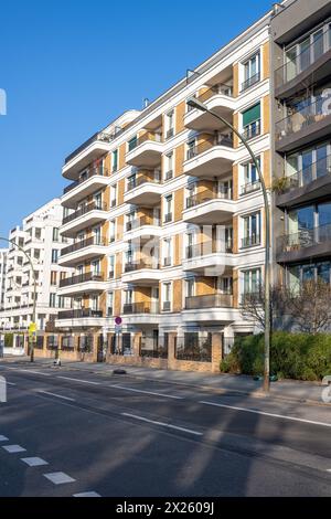 Rue avec de nouveaux immeubles d'appartements vu à Berlin, Allemagne Banque D'Images