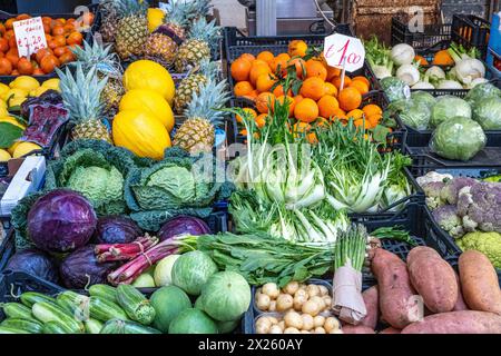 Fruits et légumes en vente sur un marché Banque D'Images