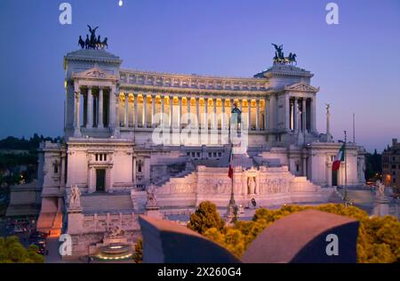 L'Italie, Lzio, Rome, Place Venezia, vue sur le Vittoriano building au coucher du soleil Banque D'Images