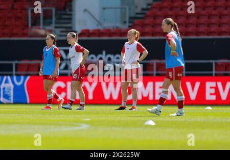 Stade Ashton Gate, Bristol, Royaume-Uni. 20 avril 2024. Les joueurs de Bristol City s'échauffent lors du match de Super League FA Womens entre Bristol City et Liverpool FC à Ashton Gate (Promediapix/SPP) crédit : SPP Sport Press photo. /Alamy Live News Banque D'Images