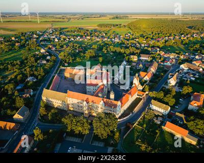 Luftbild Renaissanceschloss Lichtenburg Das Schloss Lichtenburg ist ein im 16. Jahrhundert erbautes Renaissanceschloss à Prettin. Es steht an der Stelle eines früheren Klosters und wurde als Witwensitz für die Kurfürstinnen von Sachsen errichtet. Unter den Nationalsozialisten War hier das Konzentrationslager Lichtenburg von 1933 bis 1937 für Männer, danach bis 1939 für Frauen eingerichtet. Heute ist die Lichtenburg Museum der Stadt Prettin und seit 1. Januar 2007 auch Teil der Stiftung Gedenkstätten Sachsen-Anhalt. Prettin Sachsen-Anhalt Deutschland *** vue aérienne Château Renaissance Lichtenb Banque D'Images