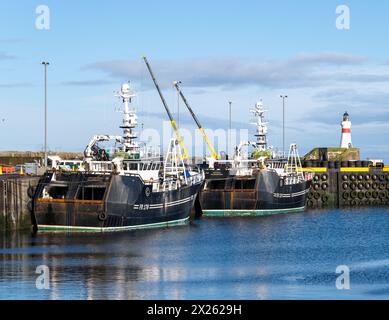 19 avril 2024.Fraserburgh Harbour, Aberdeenshire, Écosse. Voici les bateaux de pêche Crystal River et Fathful qui ont accosté au port de Fraserburgh et au t Banque D'Images