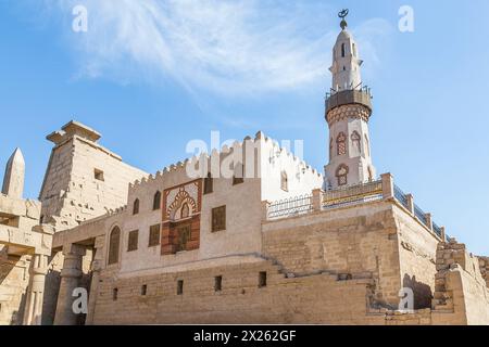 Égypte, temple de Louxor, mosquée Abu el Haggag, construite directement sur des colonnes pharaoniques. Banque D'Images