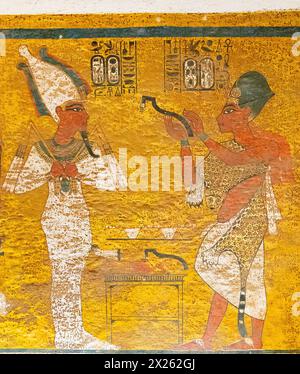 Égypte, Louxor, tombeau de Toutankhamon : le nouveau roi Ay ouvre l'embouchure de Toutankhamon, agissant comme s'il était le fils du défunt. Banque D'Images